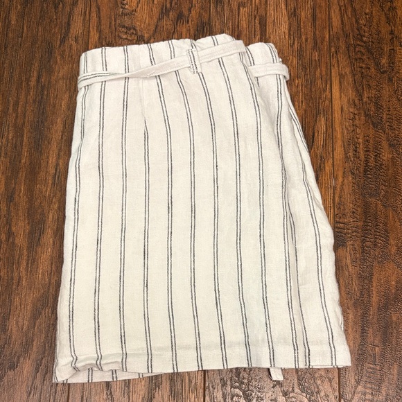 Striped White Mini Skort with Tie Belt - Picture 3 of 3